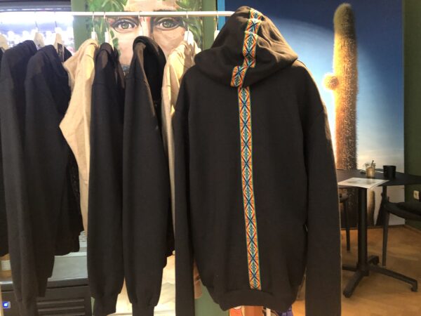 Hoodie mit Ethno Muster – Bild 3